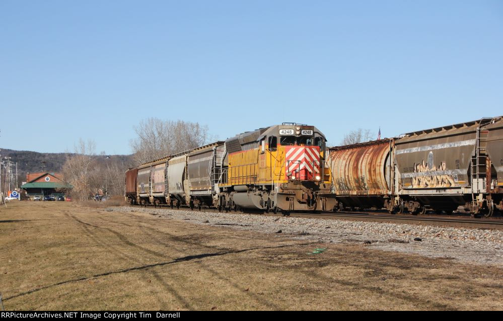 WAMX 4248 arriving Sayre with a short train.